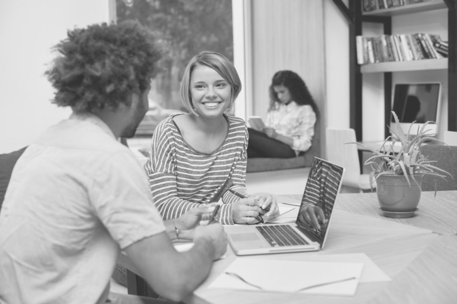 Séance de formation en négociation financière avec participants