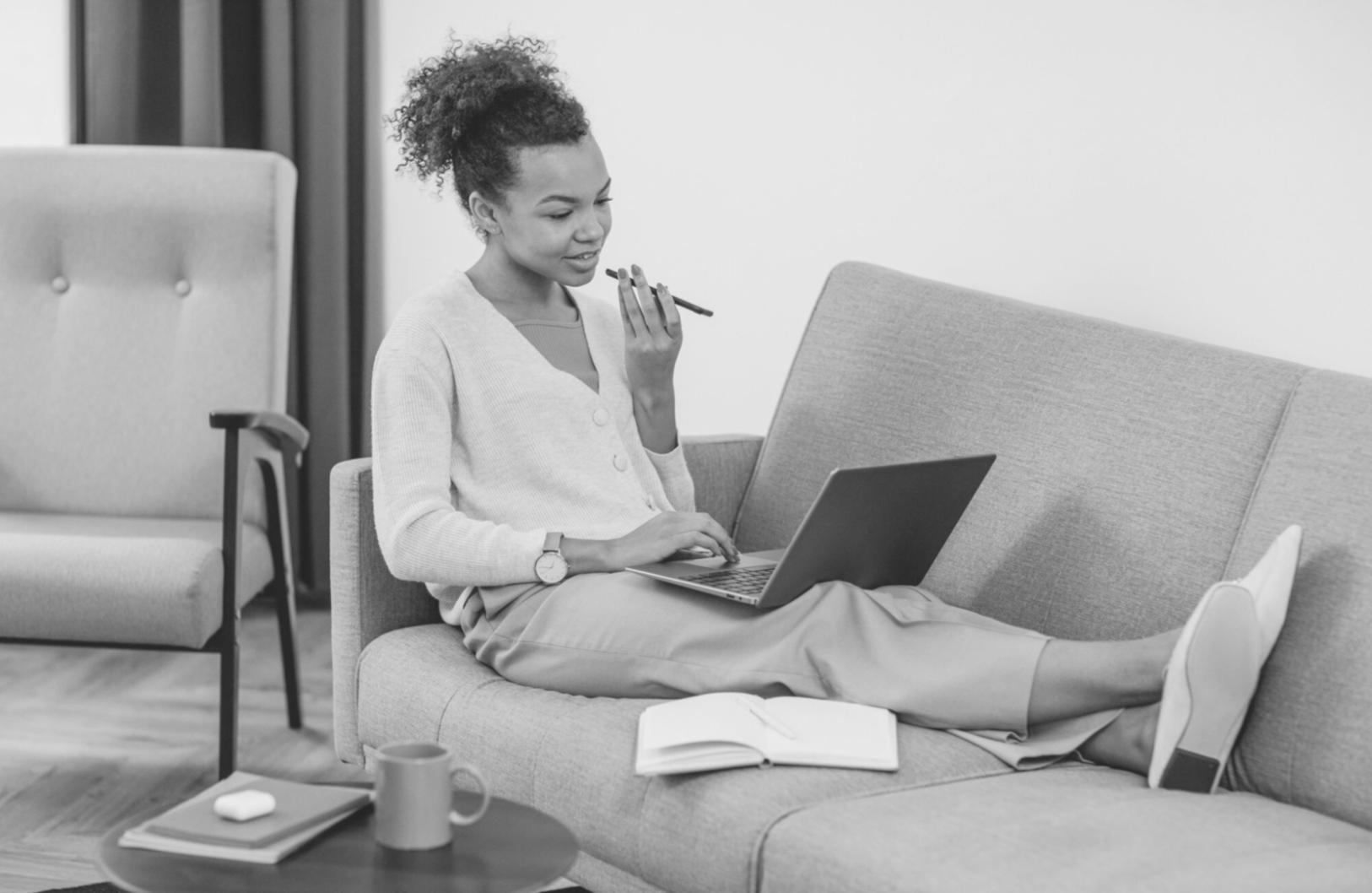 Discussion professionnelle autour d'un contrat commercial